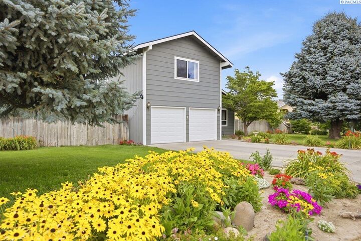 Property Photo: 203 E 45th Pl WA 99337