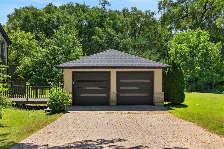 Property Photo: 1340 Contour Drive ON L5H 1B2