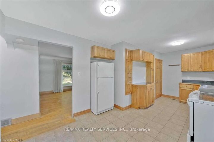 Photo de la propriété:  675 Inverness Avenue  ON L7T 3S9 