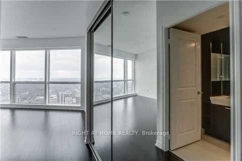 Property Photo: 386 Yonge Street 5016 ON M5B 0A5