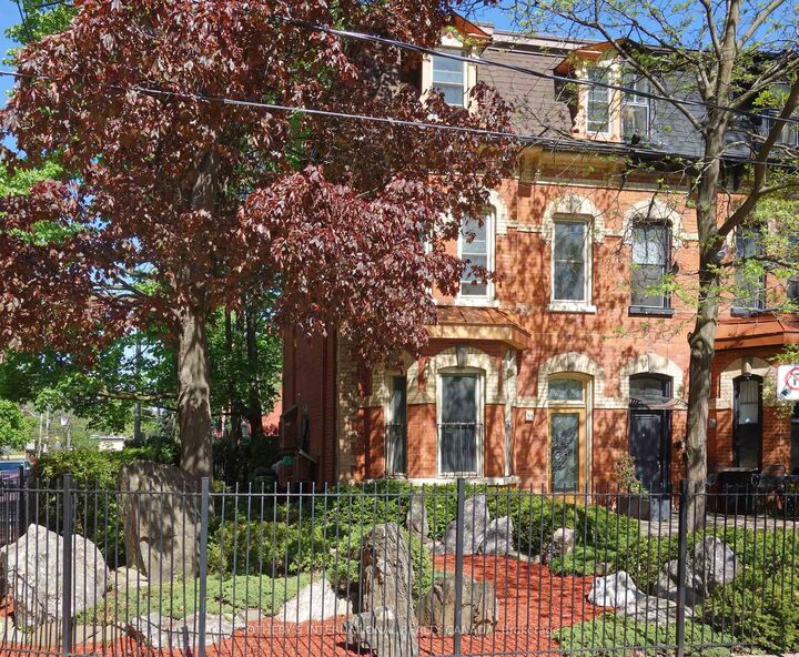 33 Rose Avenue — photo 1