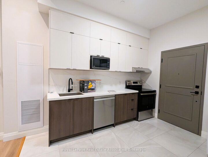 Property Photo: 1000 Bathurst Street 102 ON M5R 3G7