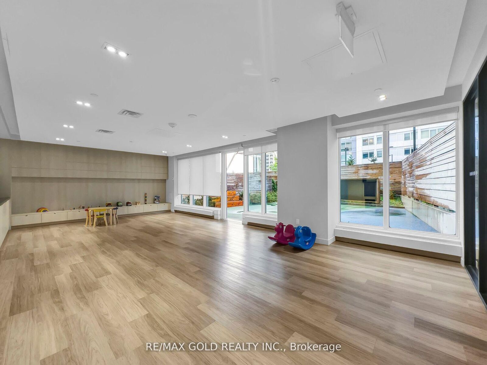 Property Photo:  4065 Confederation Parkway 1208  ON L5B 0L4 