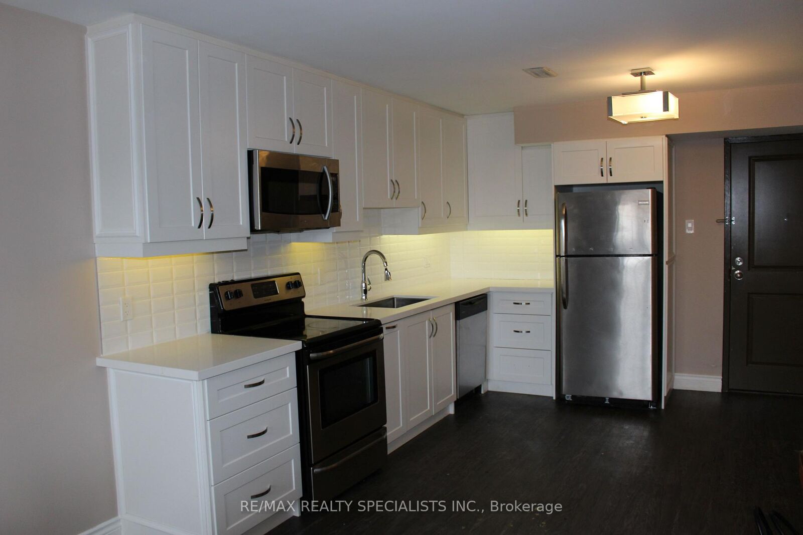 Property Photo:  6 Brant Street 8  ON L5G 3N8 