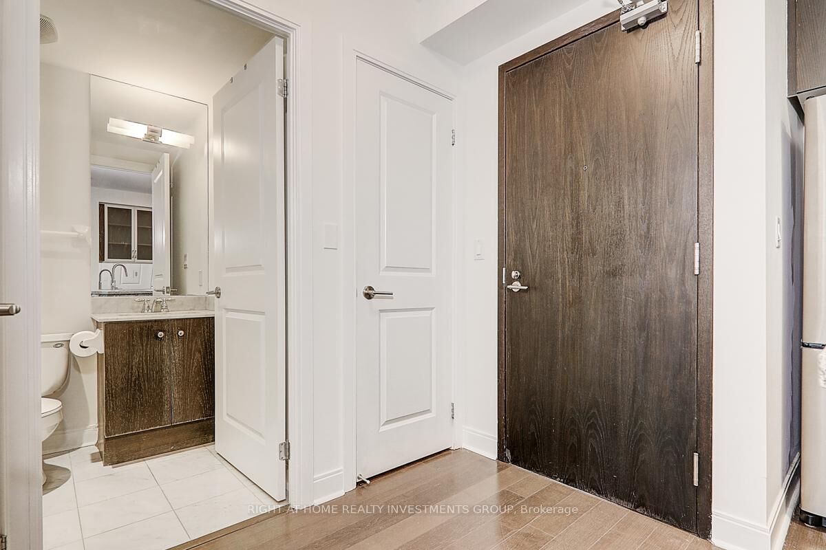 Property Photo:  18 Yorkville Avenue 704  ON M4W 1L4 