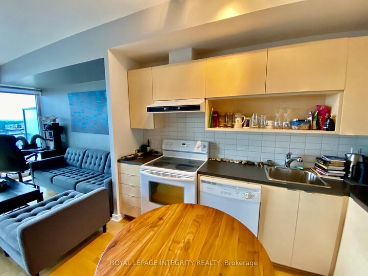 Property Photo: 324 Laurier Avenue W 1612 ON K1P 0A4