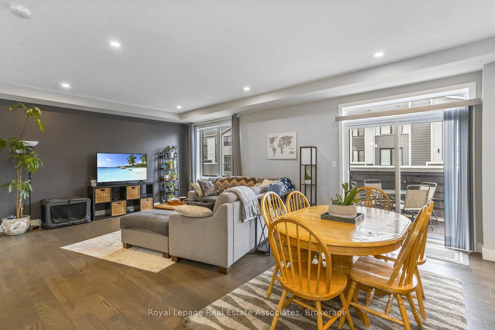 Property Photo: 177 Edgevalley Road 16 ON N5V 0C5