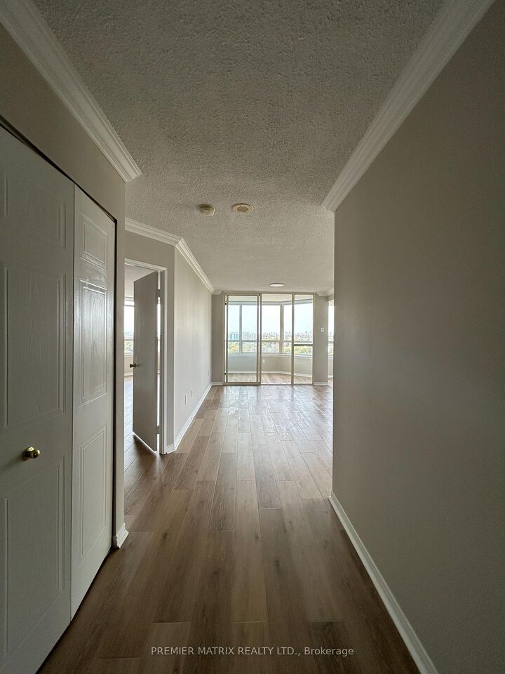 Property Photo: 3 Greystone Walk Drive 1421 ON M1K 5J4