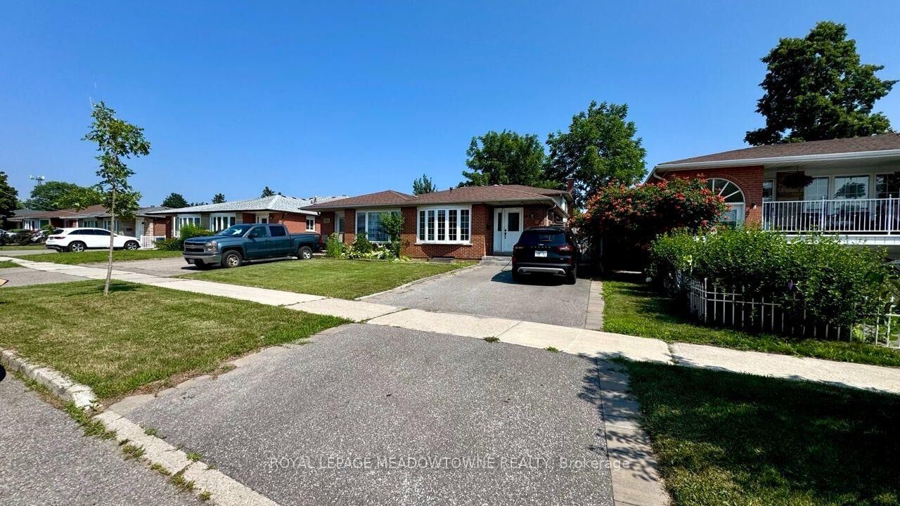 Property Photo:  739 Consort Crescent  ON L5C 1J8 