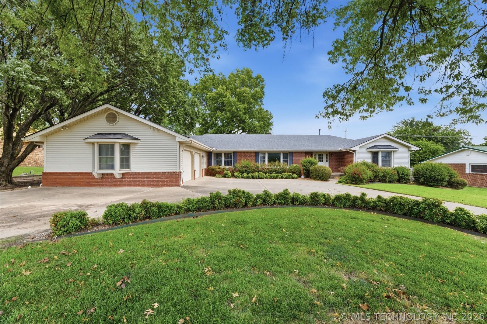 Property Photo:  820 W Davis Drive  OK 74048 