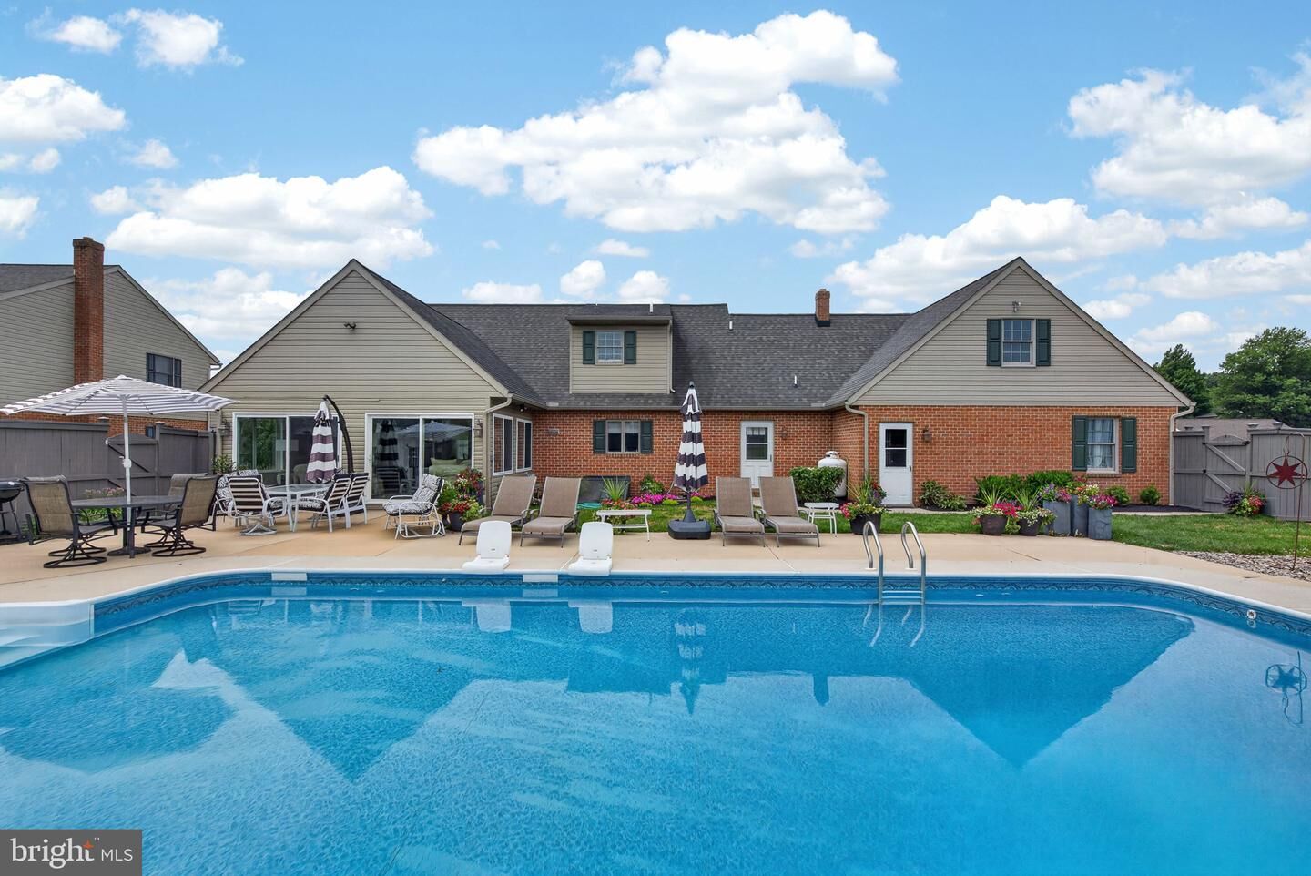 Property Photo: 695 Sue Drive PA 17543