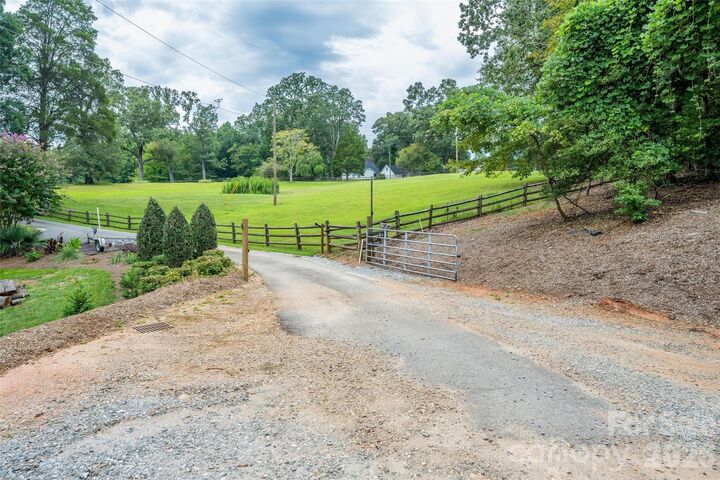 Property Photo: 1150 Whispering Winds Drive NC 28609
