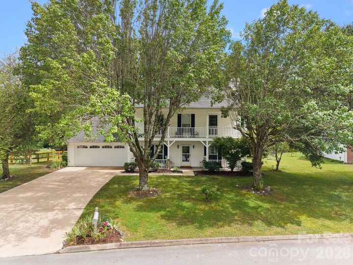 Property Photo: 1040 Thorncrest Drive NC 28732