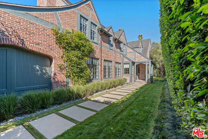 Property Photo:  560 S Bronson Ave  CA 90020 