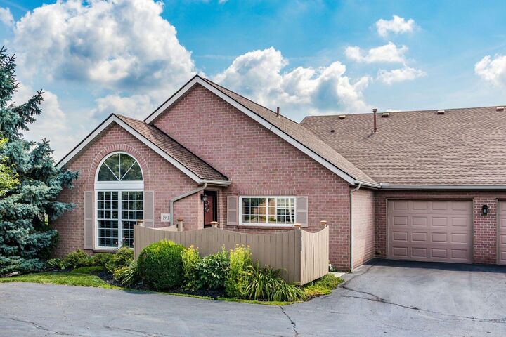 Property Photo: 1911 Farmbrook S Circle OH 43123
