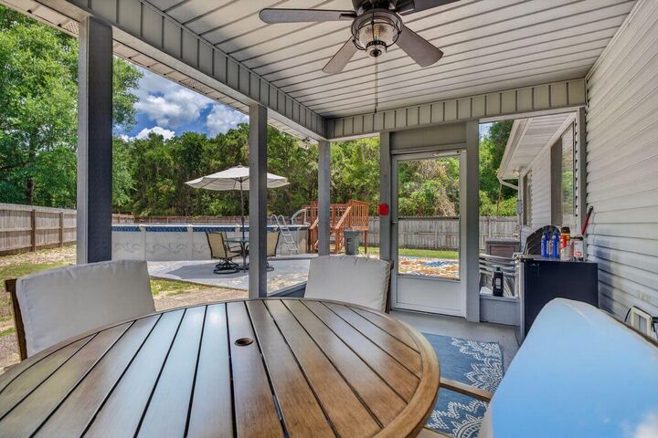 Property Photo: 117 Poplar Place FL 32578