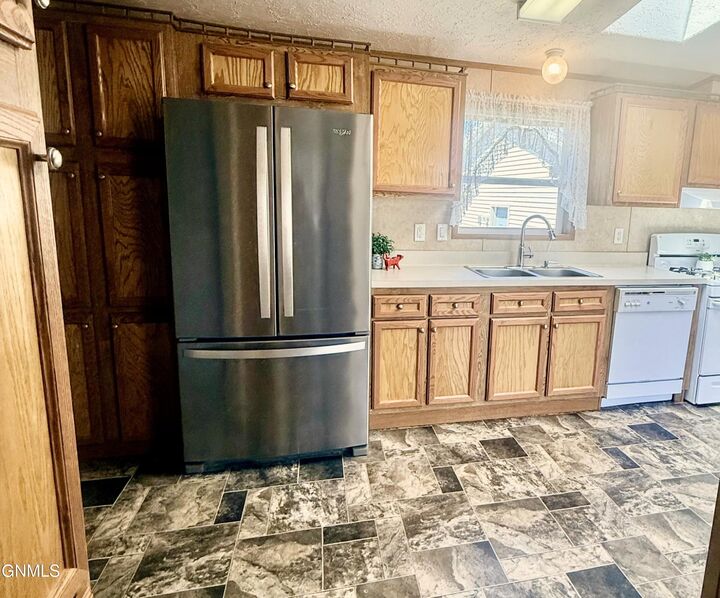 Property Photo:  4807 Trenton Drive  ND 58503 