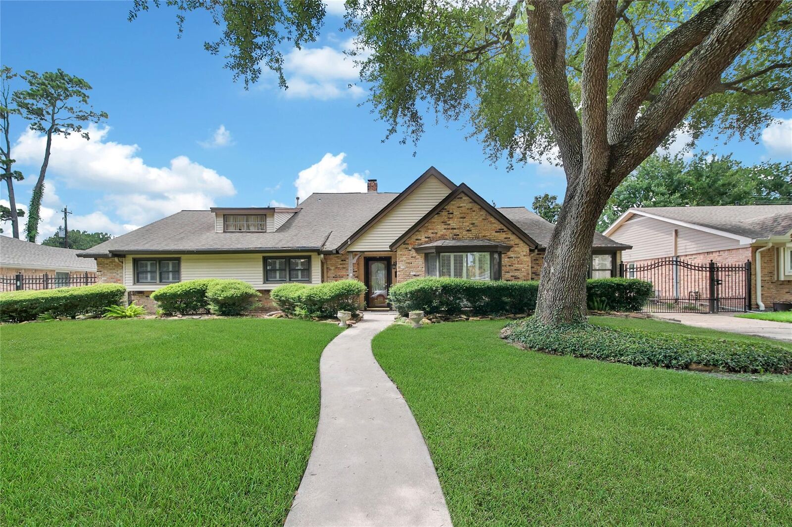 Property Photo:  1030 Chantilly Lane  TX 77018 