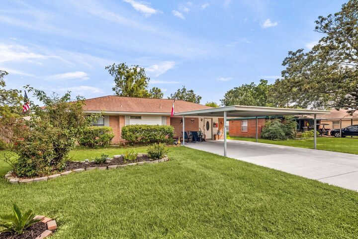 Property Photo: 207 Chandler Drive TX 77521