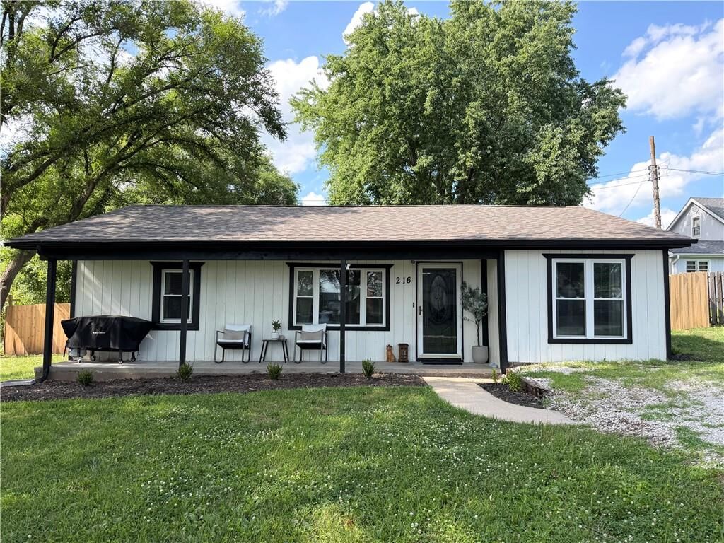 Property Photo: 216 Southside Court MO 64024