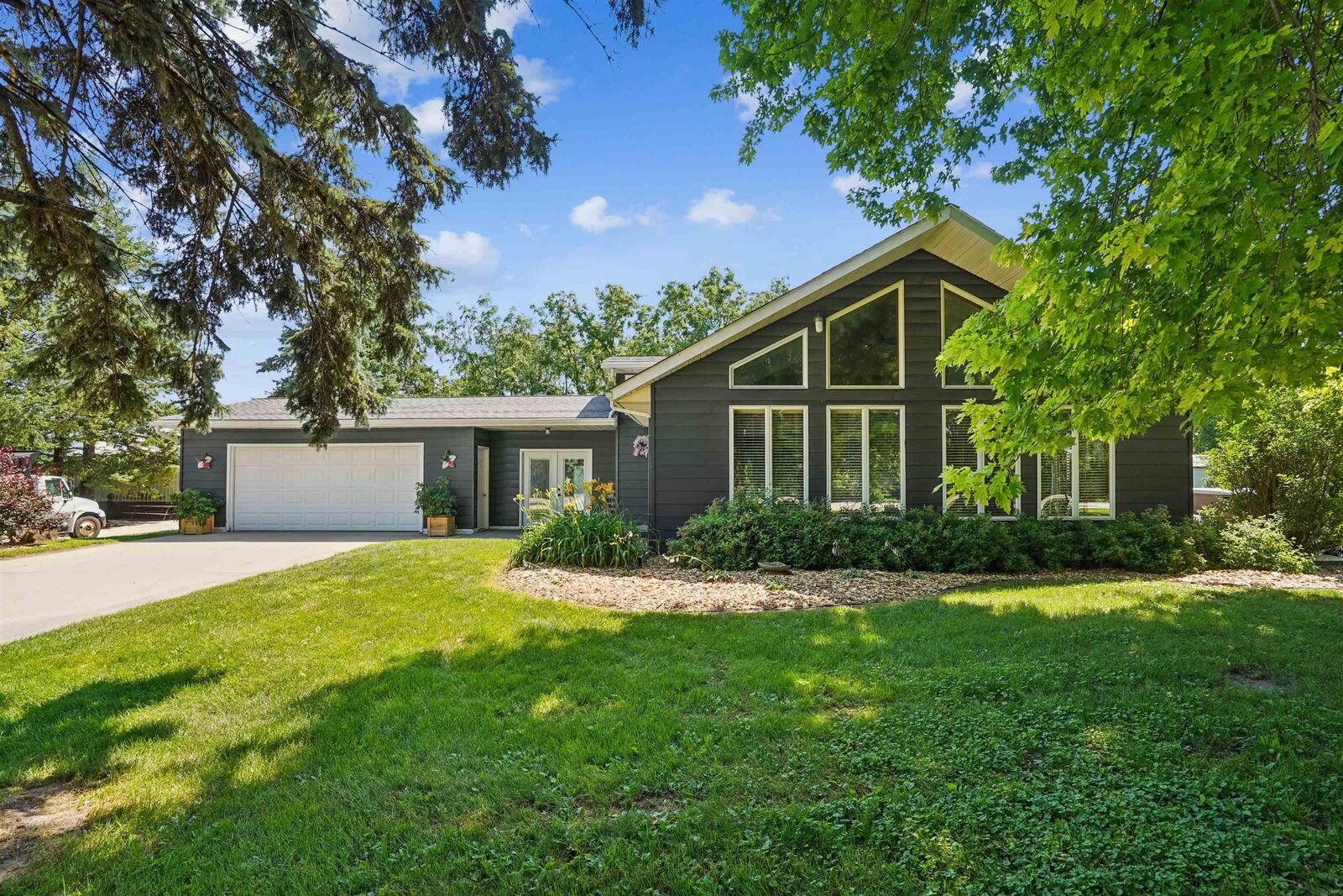 Property Photo:  2317 S Frederick Avenue  IA 50662 