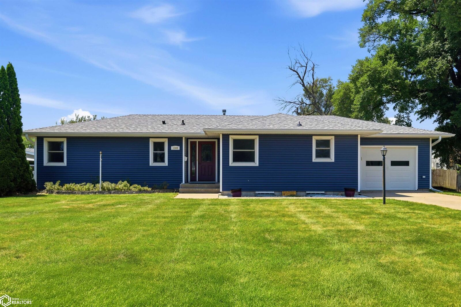 Property Photo:  1309 Prince Street  IA 50112 