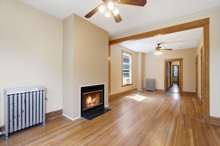 Property Photo: 1213 W Addison Street 2 IL 60613