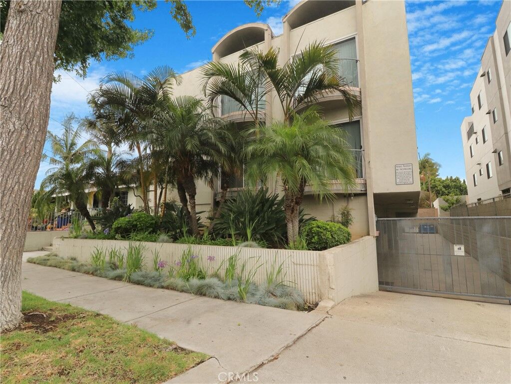 Property Photo:  813 E La Palma Drive  CA 90301 