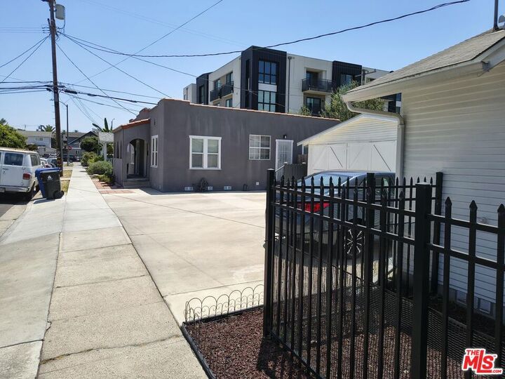 Property Photo:  2402 Carmona Avenue  CA 90016 