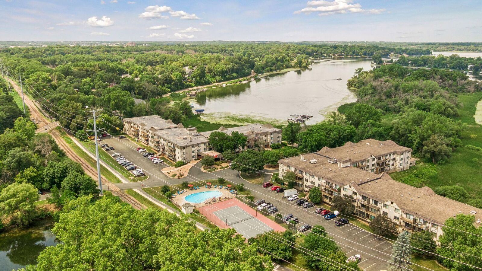 Property Photo:  1304 W Medicine Lake Drive 320  MN 55441 