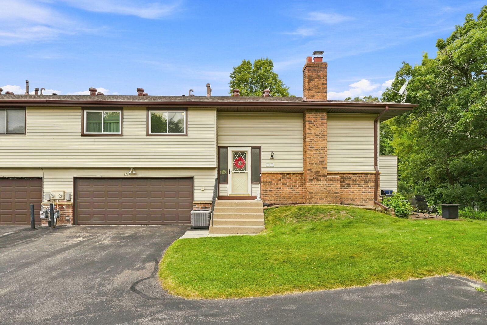 Property Photo:  1711 Hickory Hill Drive  MN 55122 