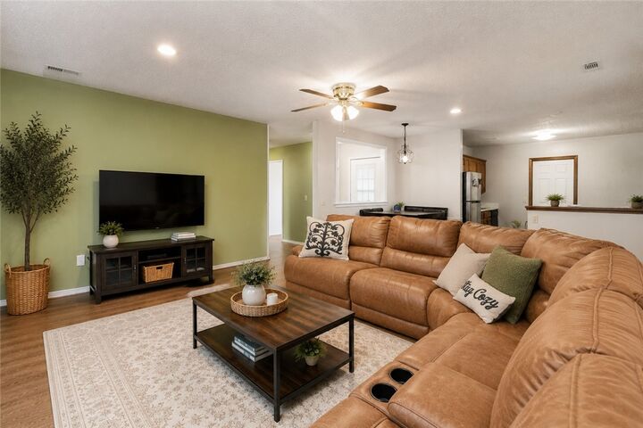 Property Photo: 1013 W Linden Street AR 72756