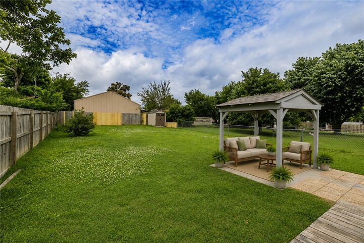 Property Photo:  1013 W Linden Street  AR 72756 