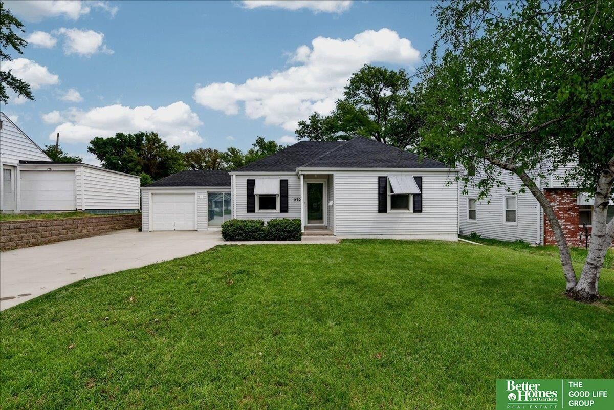 Property Photo:  2725 S 42 Street  NE 68105 