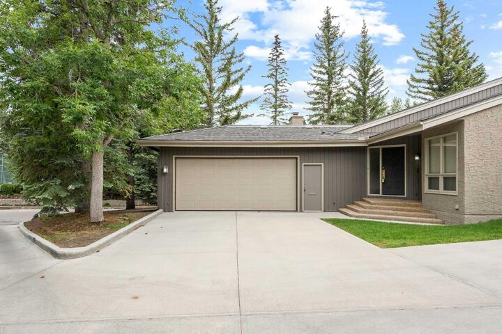 Property Photo:  1901 Varsity Estates Drive NW 1  AB T3B 4T7 