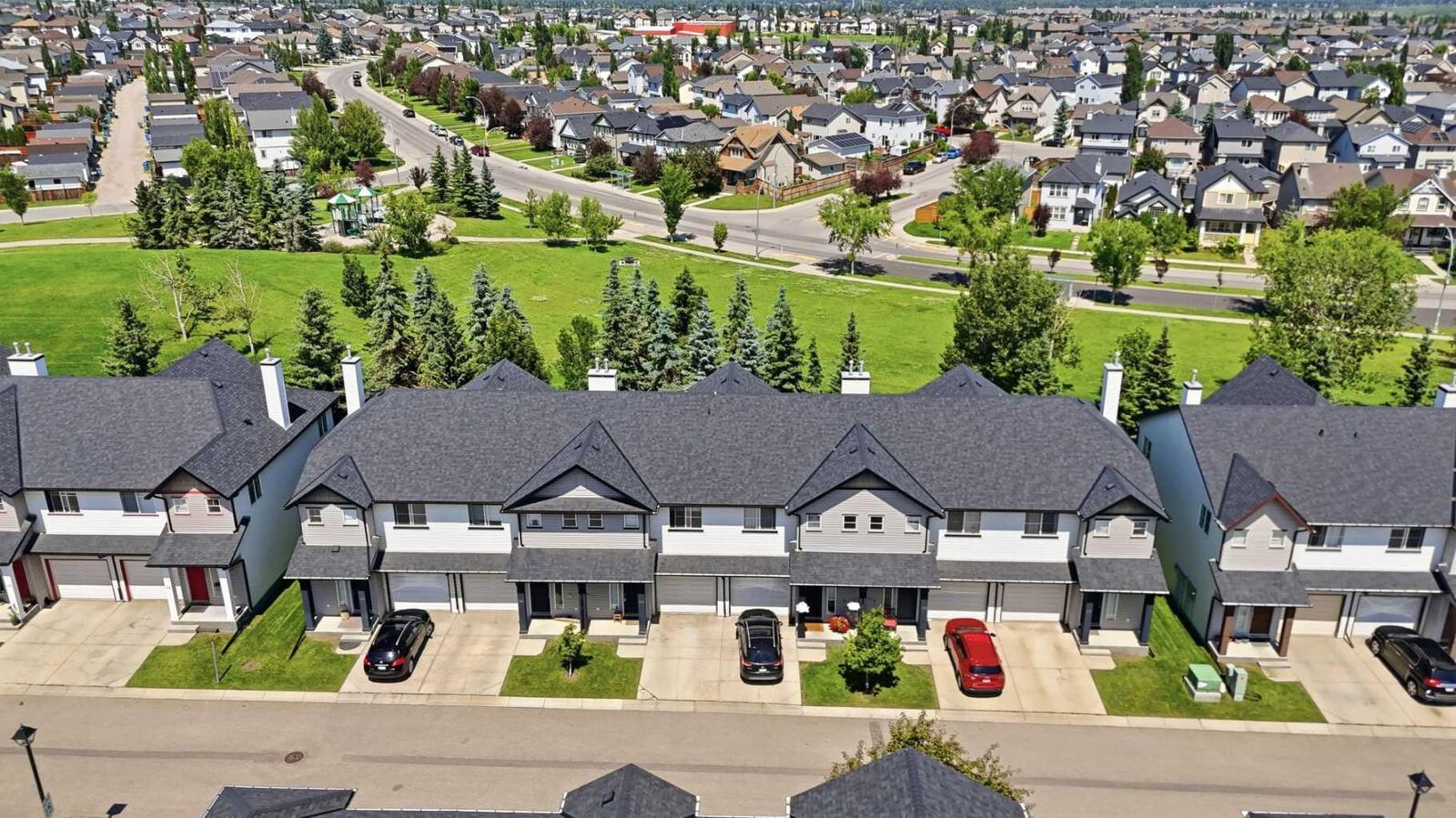 Property Photo: 124 Everridge Gardens SW AB T2Y 0G9