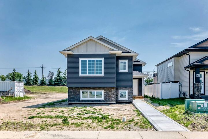 121 Aztec Crescent — photo 1