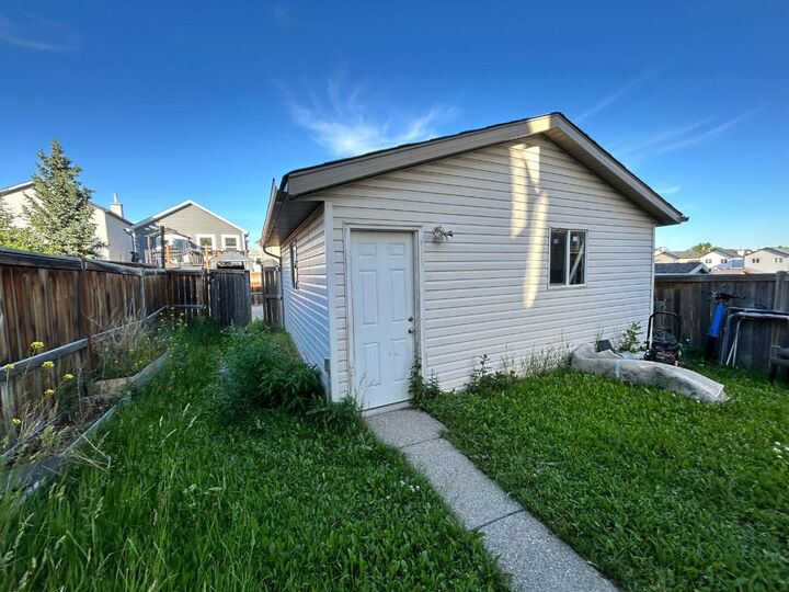 Property Photo: 86 Covepark Road AB T3K 6B9