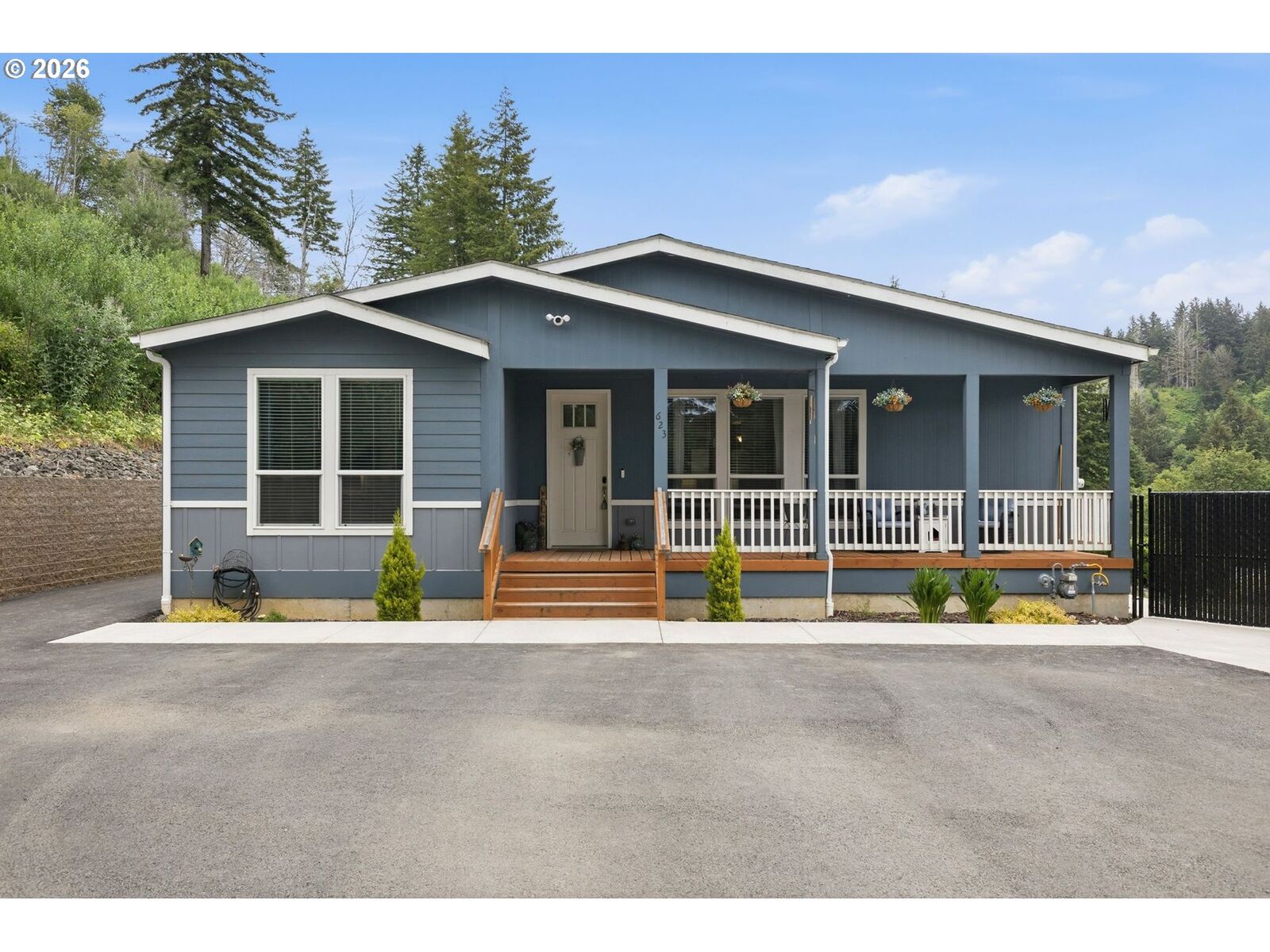 Property Photo: 623 N Overlook Loop OR 97368