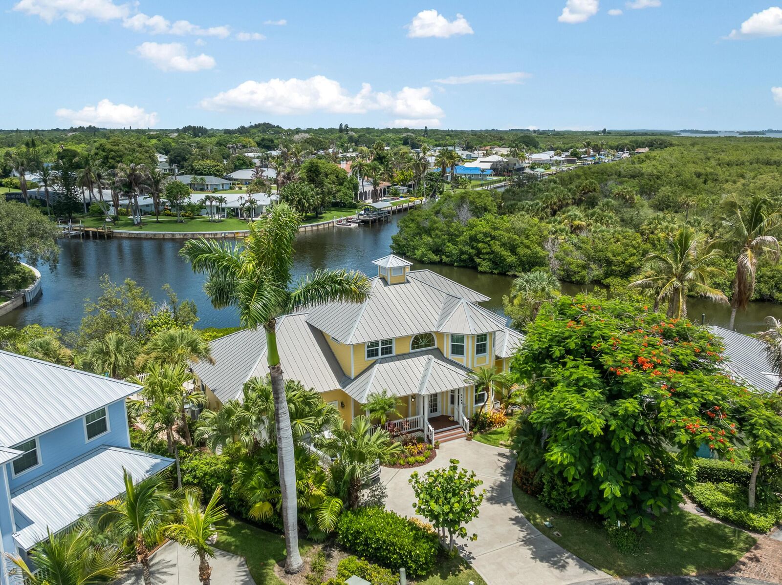 Property Photo: 2165 6th Court SE FL 32962
