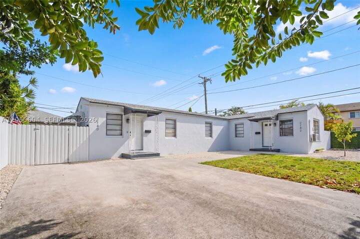 Property Photo: 2140 Monroe Ter FL 33020