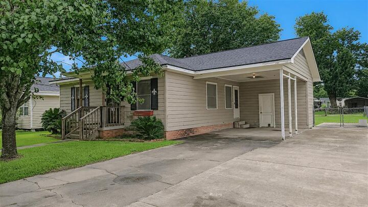 Property Photo:  423 Davis Street  LA 70546 