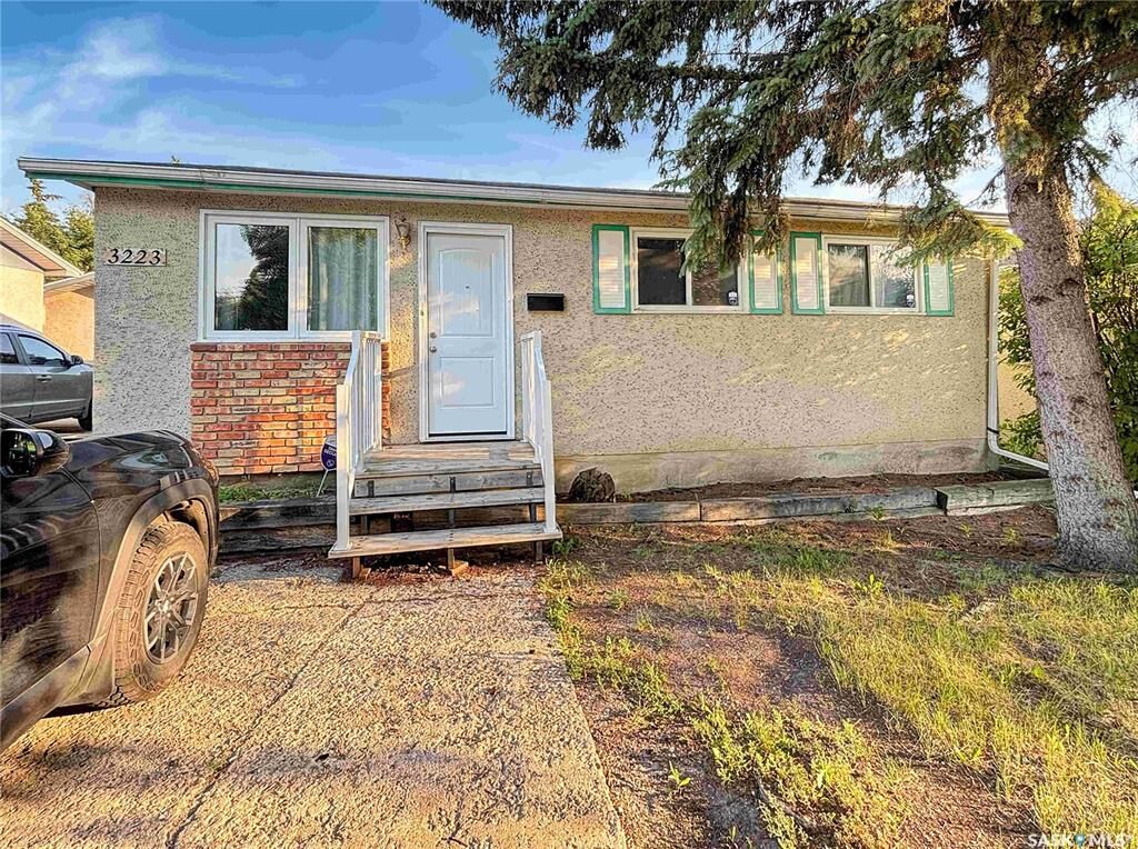 Property Photo: 3223 Maxwell Street SK S7L 3Y1