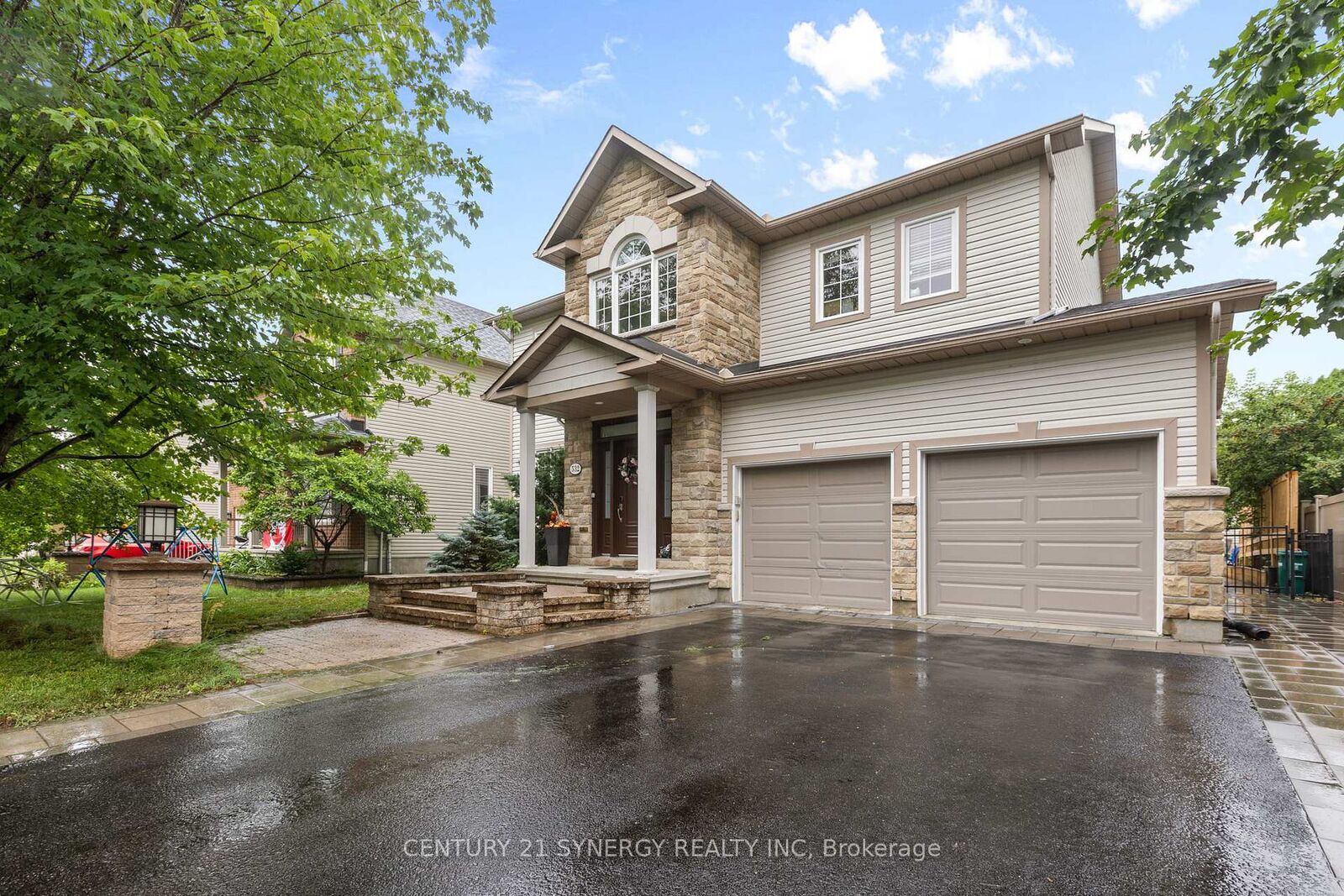 Property Photo: 532 Landswood Way ON K2S 0A6