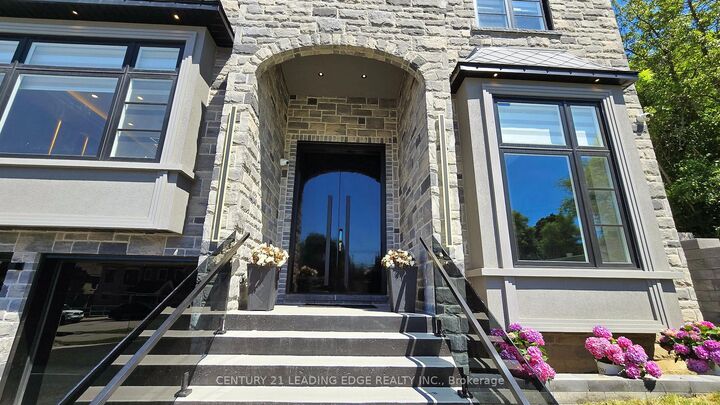 Photo de la propriété:  432 Sheppard Avenue  ON L1V 1E5 