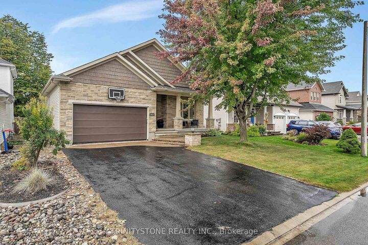 Property Photo: 452 Landswood Way ON K2S 0A4