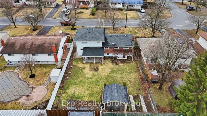 Property Photo: 15 Thorncliffe Drive ON K8P 4L3