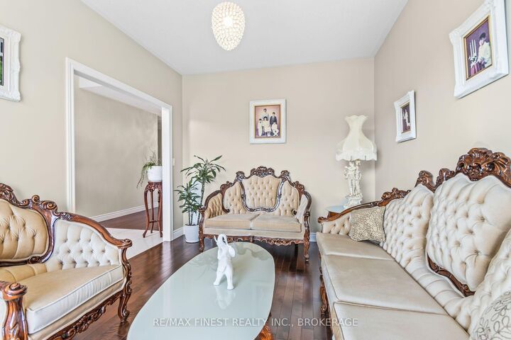 Property Photo: 206 Pauline Tom Avenue ON K7K 0G1