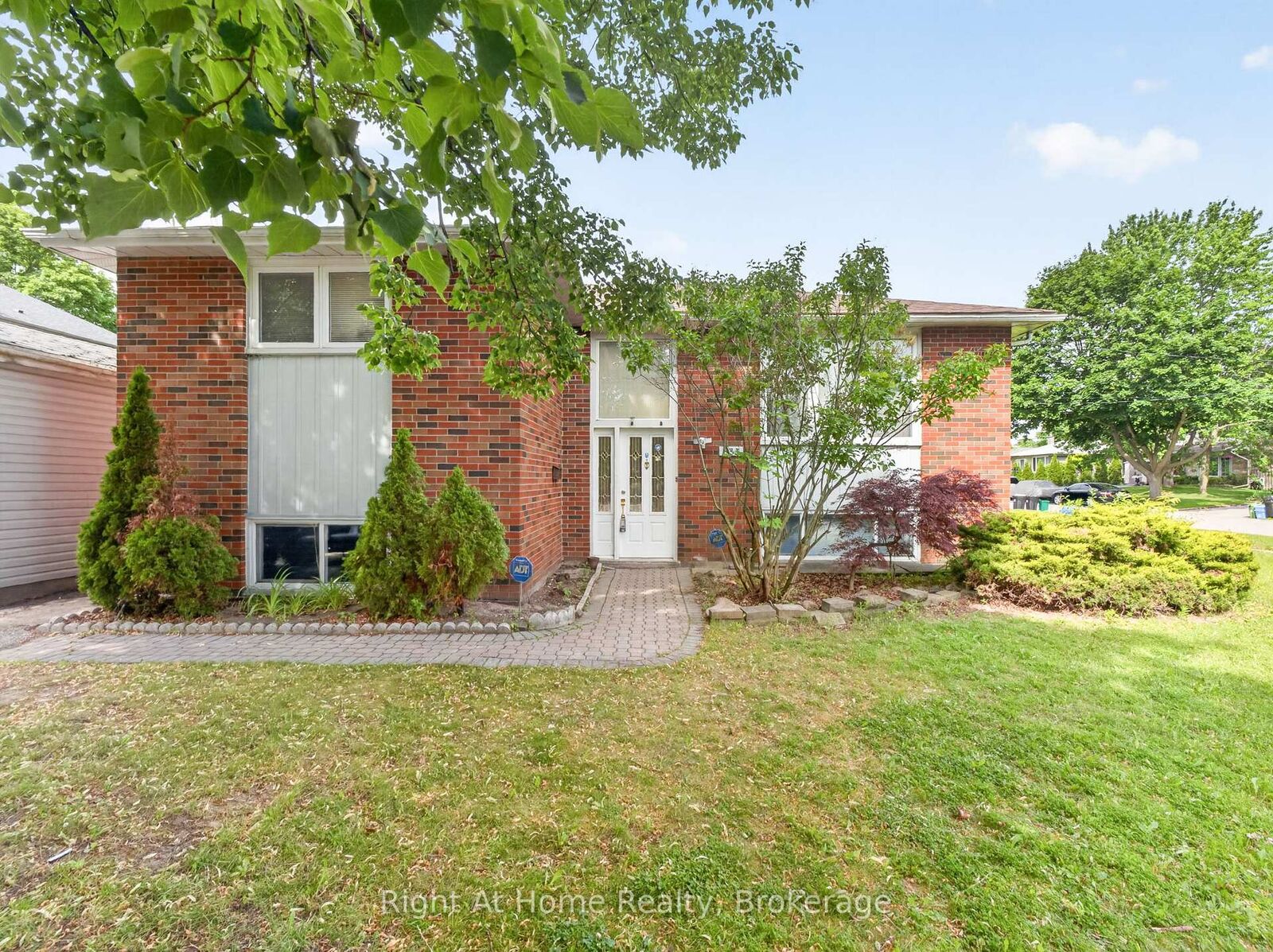Property Photo:  833 Vicki Drive  ON L1W 2J4 
