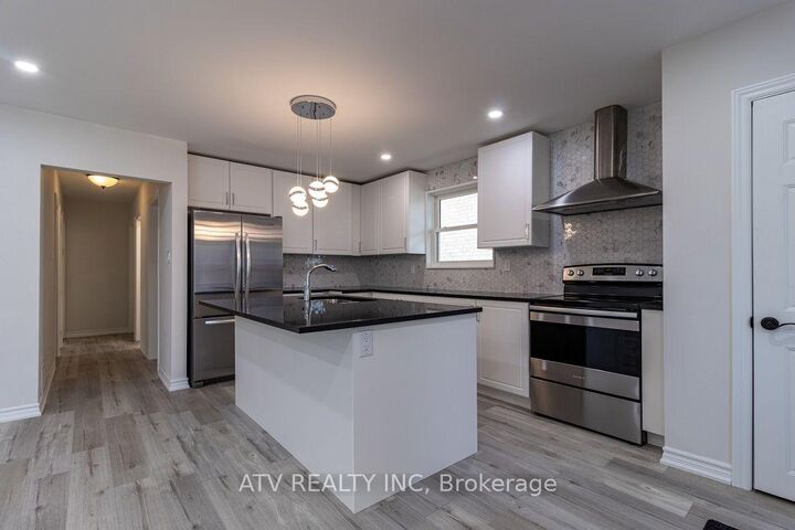 Property Photo: 1064 Eastmount Avenue E ON L5E 1Z3